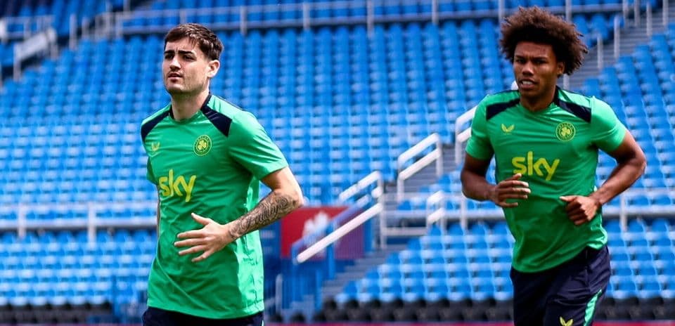 Jugadores corriendo durante entrenamiento en el estadio