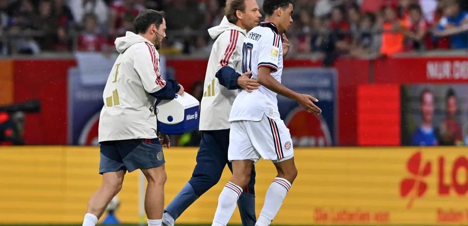 Jugador siendo asistido por el personal médico en el campo