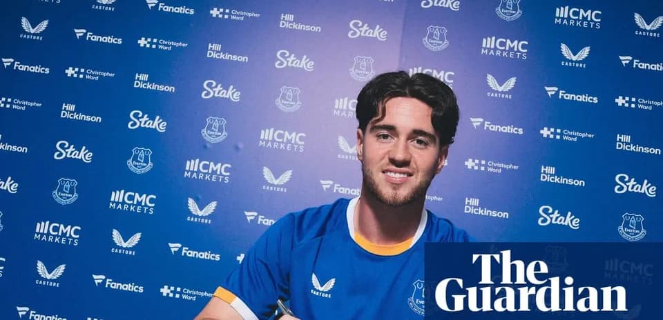 Jugador firmando contrato con Everton en conferencia