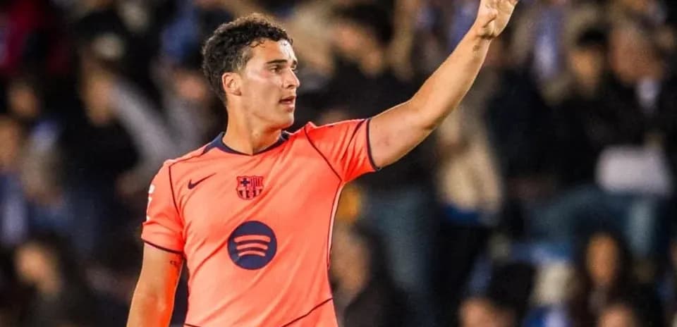 Jugador de Barcelona señalando durante el partido