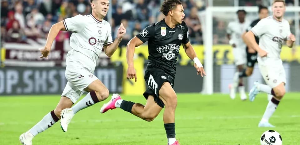 Jugador de Sturm Graz driblando a oponente