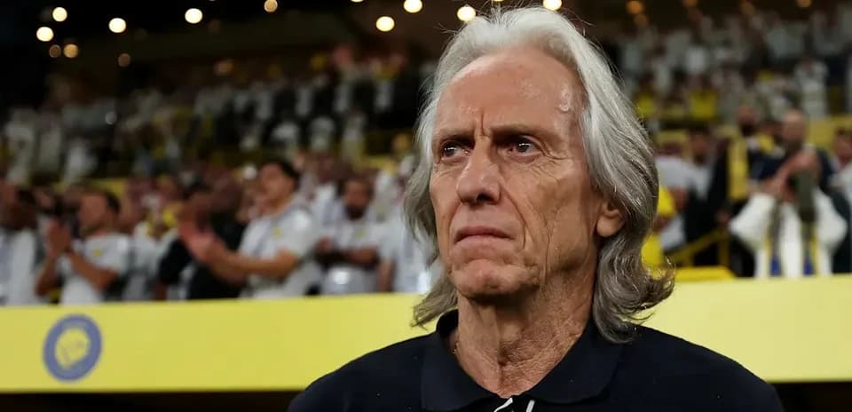 Entrenador observando desde la línea de banda