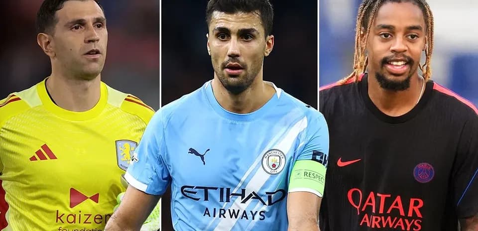 Tres futbolistas en uniforme de sus equipos
