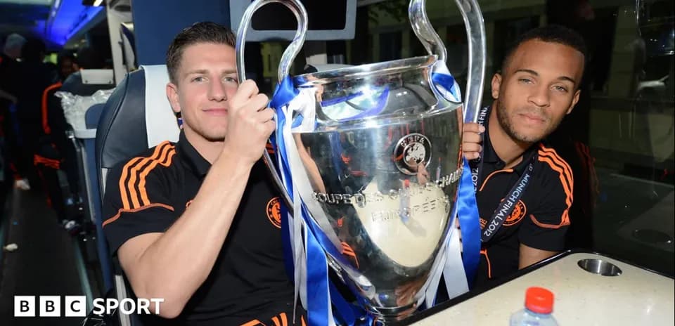 Jugadores sosteniendo el trofeo de la UEFA Champions League