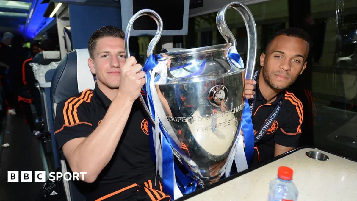 Jugadores sosteniendo el trofeo de la UEFA Champions League