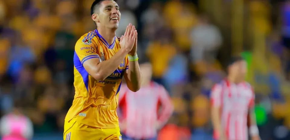 Jugador de Tigres UANL celebrando un gol