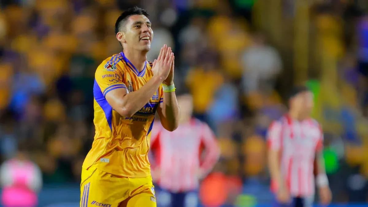 Jugador de Tigres UANL celebrando un gol