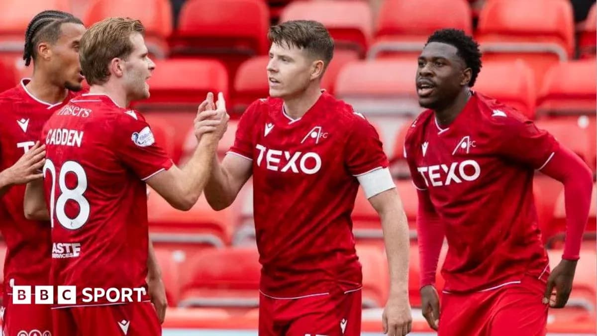 Jugadores de Aberdeen celebrando un gol en el partido