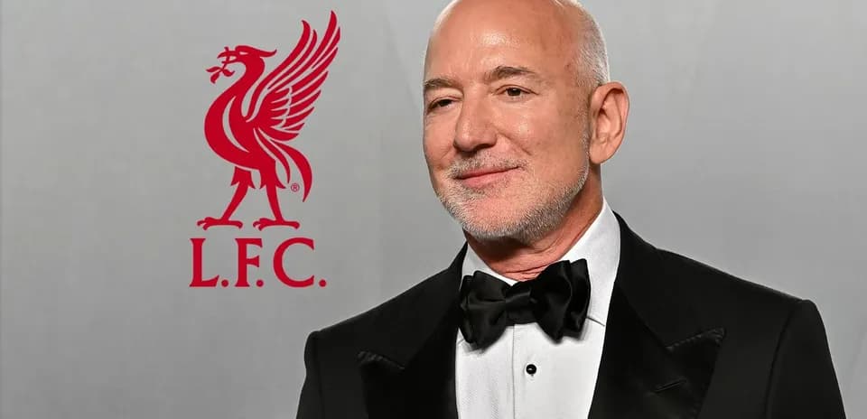 Hombre en traje con logotipo de Liverpool F.C.