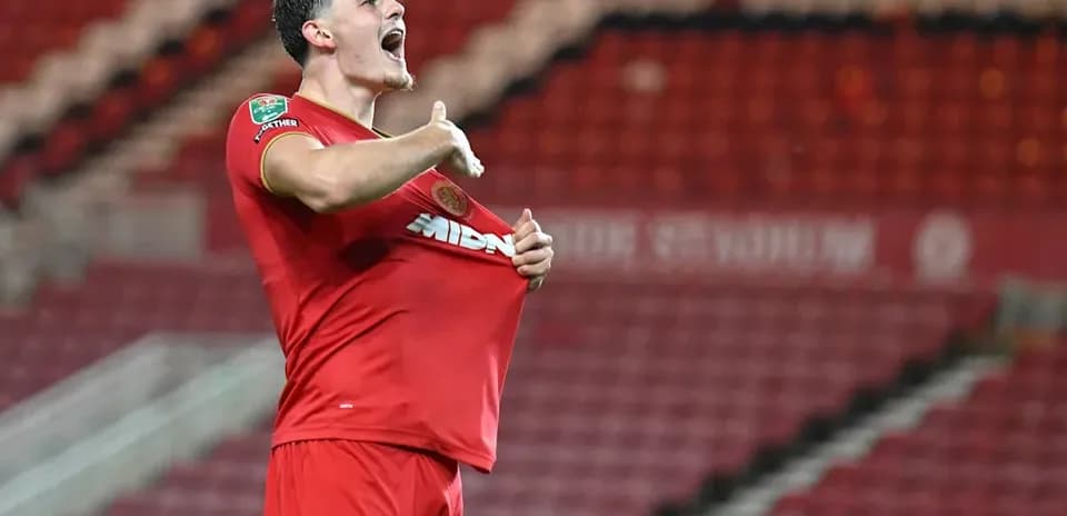 Jugador celebrando con la camiseta levantada tras gol