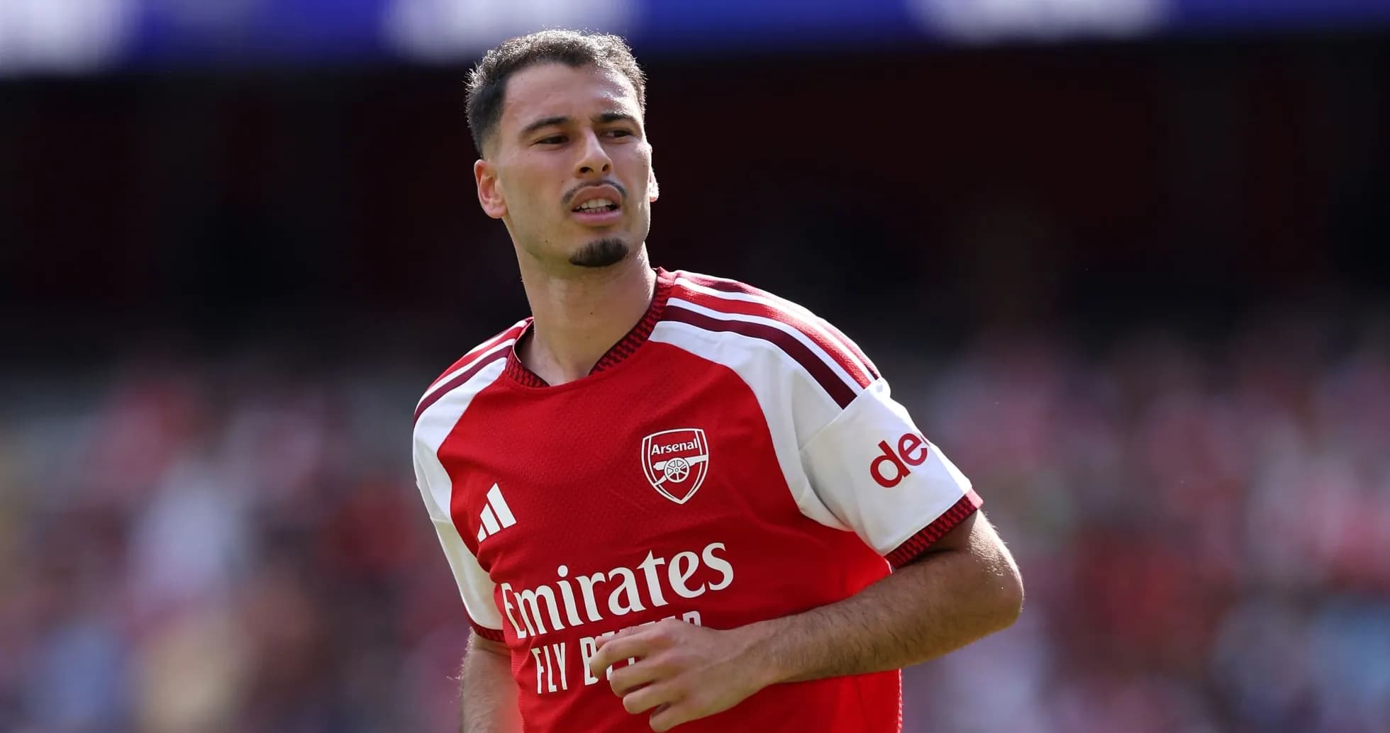 Jugador de Arsenal en acción durante el partido