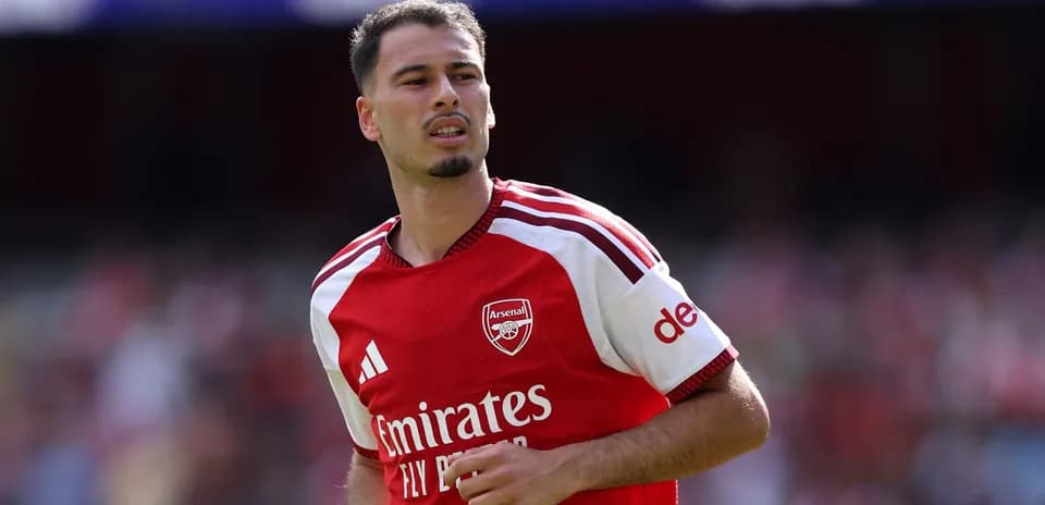 Jugador de Arsenal en acción durante el partido