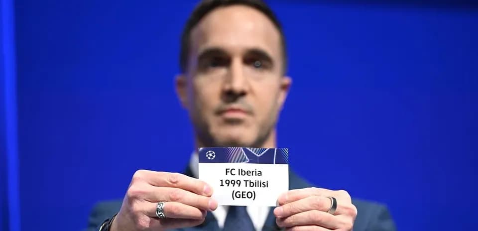 Hombre sosteniendo una tarjeta de FC Iberia 1999 Tbilisi