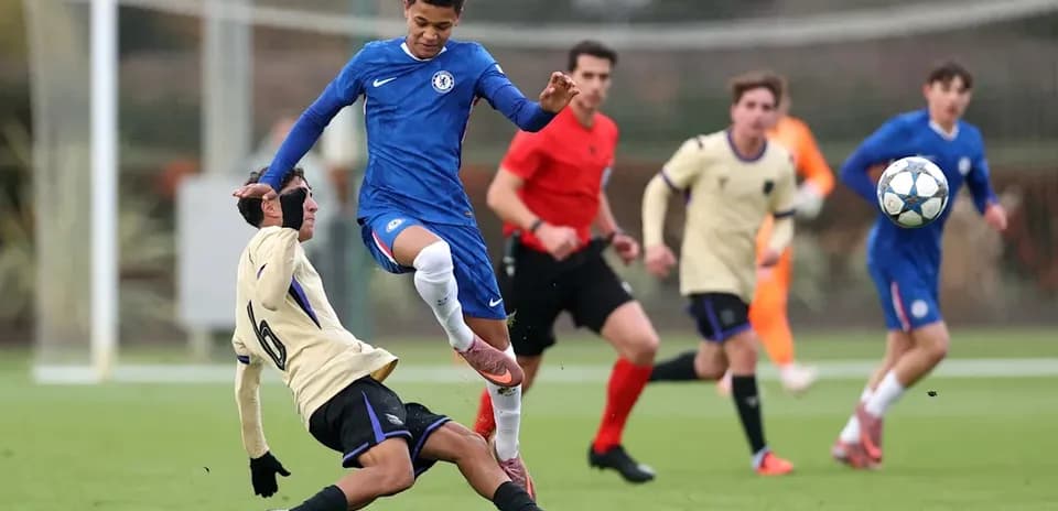 Jugador de Chelsea esquivando a un oponente en el suelo