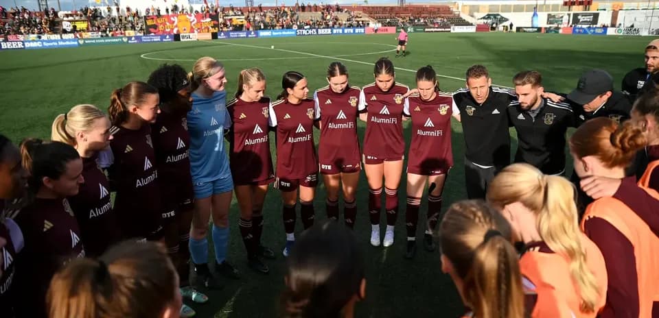 Jugadoras de Detroit City en un círculo