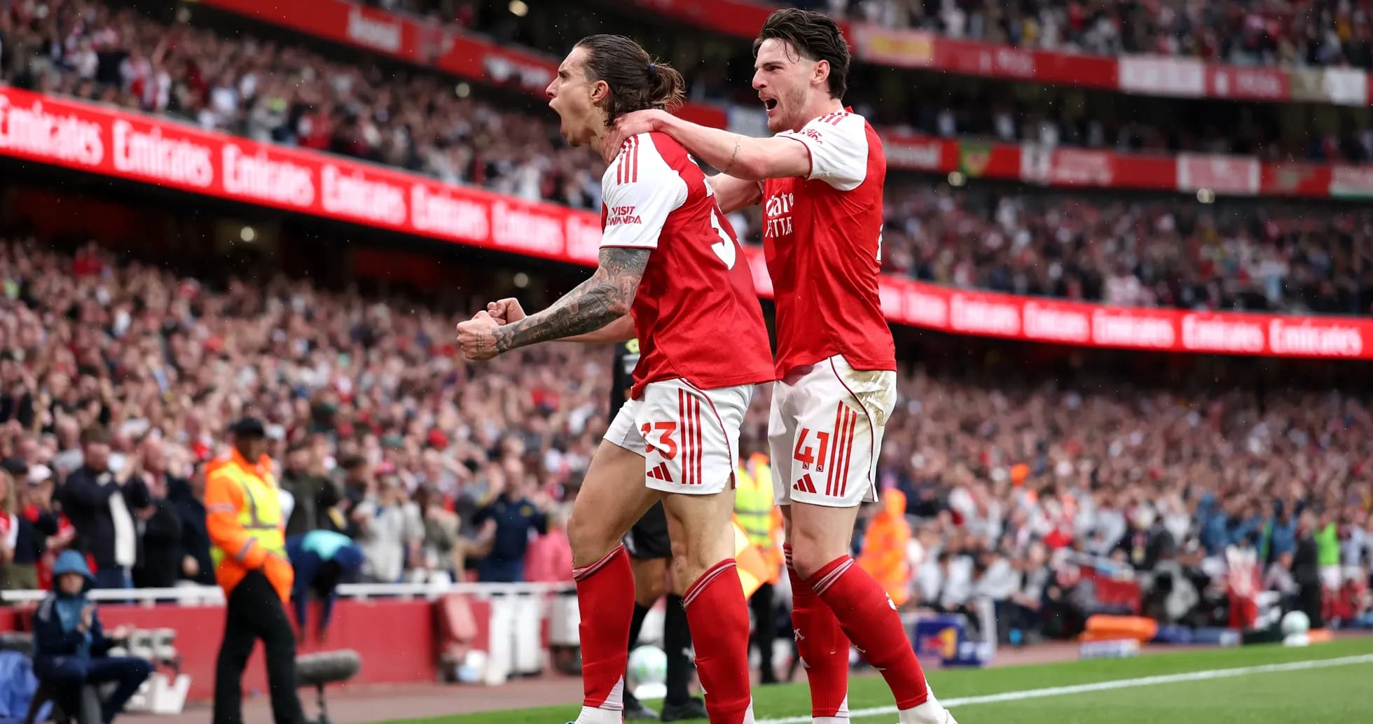 Jugadores de Arsenal celebrando un gol en el estadio