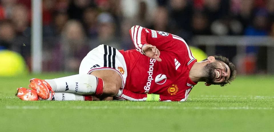 Jugador de Manchester United caído en el campo