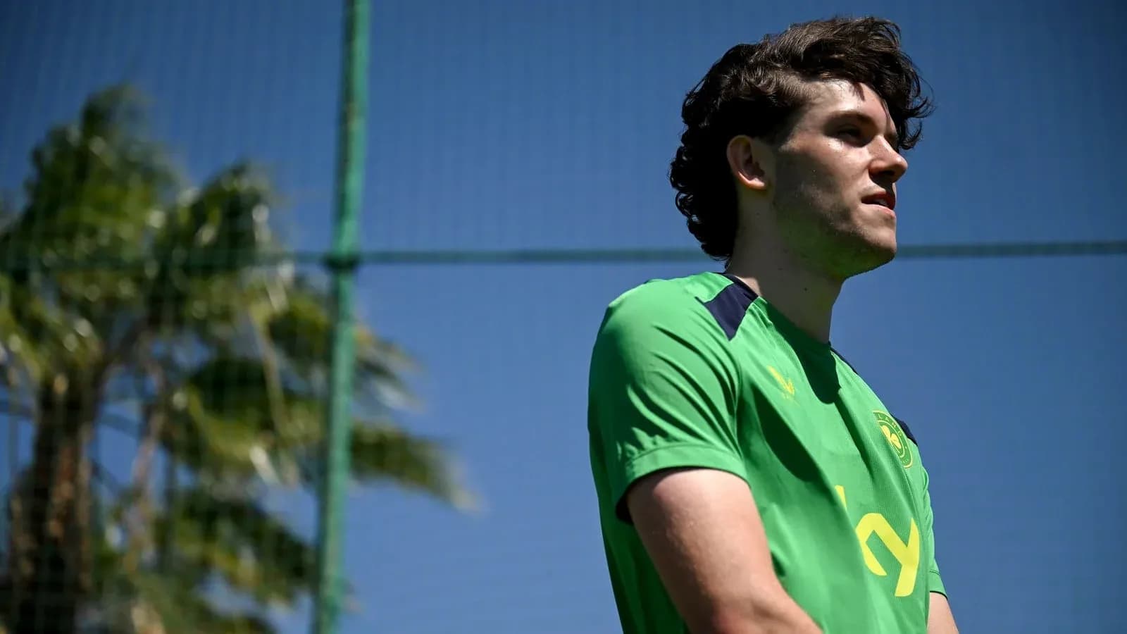 Jugador de fútbol en campo de entrenamiento bajo sol