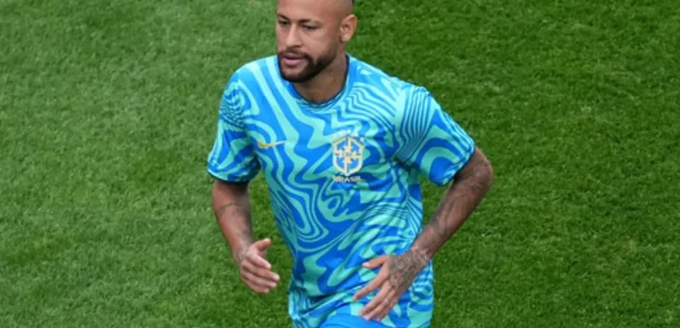 Neymar corriendo en el campo con camiseta de Brasil