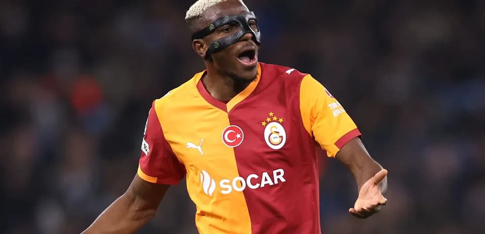 Jugador de Galatasaray celebrando con máscara facial