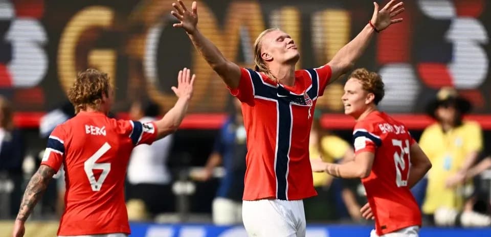 Jugadores noruegos celebrando un gol en el partido