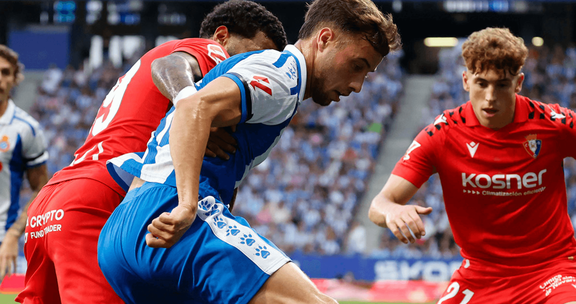 Acción entre jugadores de Osasuna y Espanyol