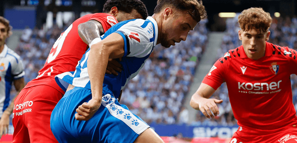 Acción entre jugadores de Osasuna y Espanyol