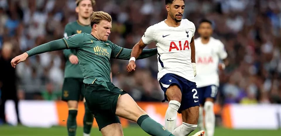 Jugador de Tottenham desafiando a oponente durante partido