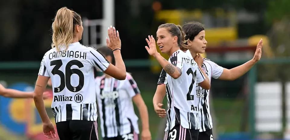 Jugadoras de Juventus celebrando un gol