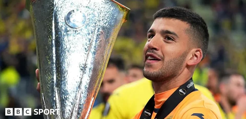 Jugador levantando el trofeo de la UEFA Europa League