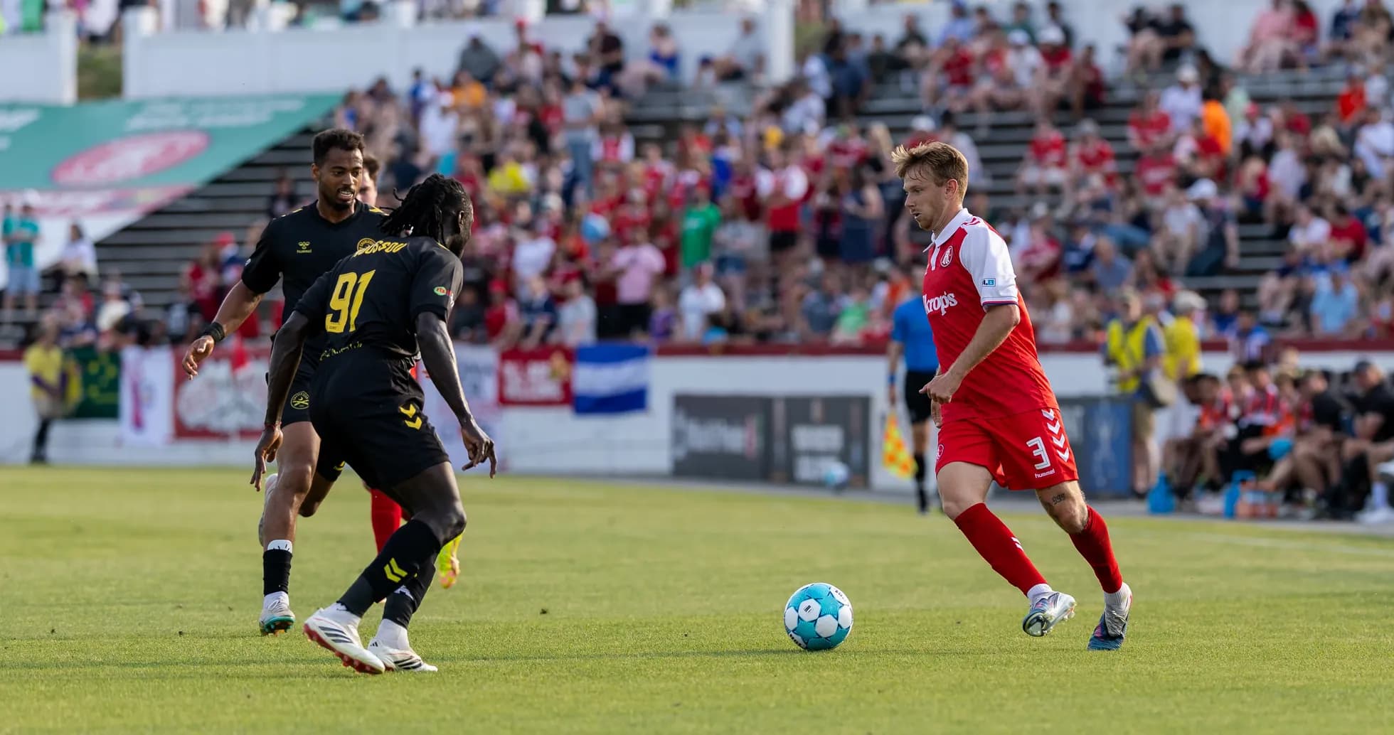 Jugador del Charleston Battery driblando en partido