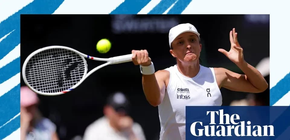 Jugadora de tenis golpeando una pelota en el aire