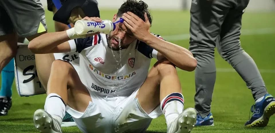 Jugador recibiendo atención médica en el campo