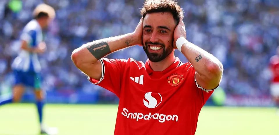 Bruno Fernandes con las manos en los oídos durante el partido
