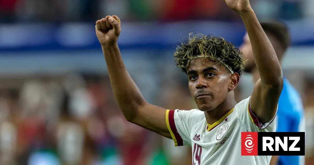Jugador levantando los brazos tras el partido