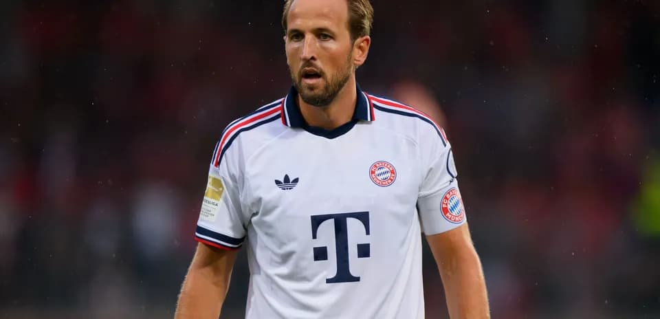 Jugador de Bayern Múnich en uniforme durante el partido