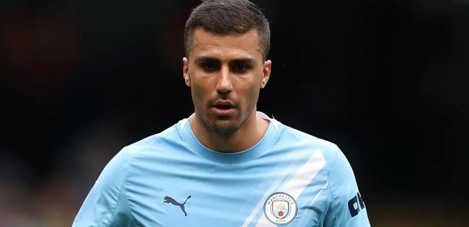 Jugador de Manchester City en camiseta azul durante partido
