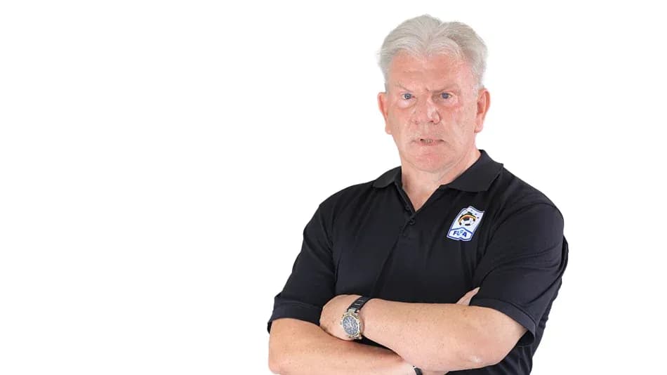 Entrenador con brazos cruzados en fondo blanco