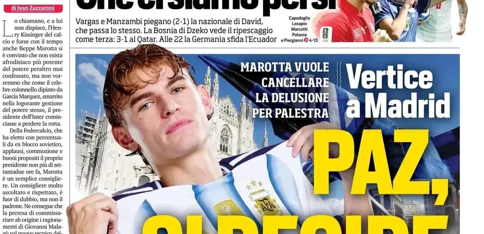 Jugador argentino con camiseta de su selección en fondo urbano