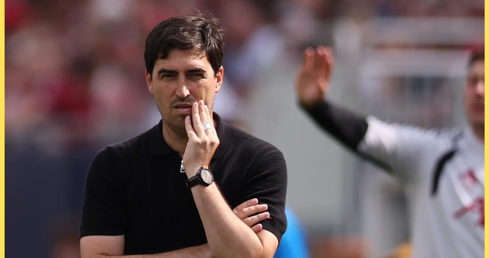 Entrenador pensativo durante el partido en el banquillo