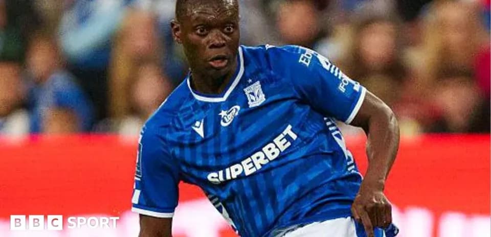 Jugador con camiseta azul en acción durante el partido