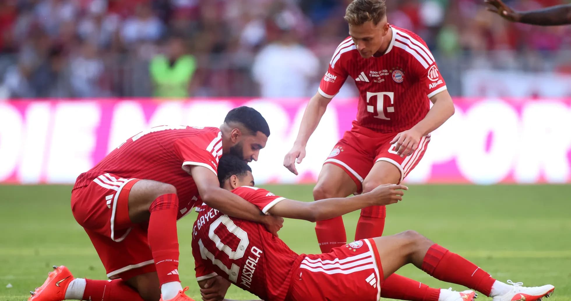 Jugadores de Bayern Munich celebrando en el campo