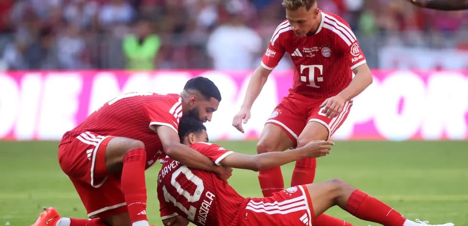 Jugadores de Bayern Munich celebrando en el campo