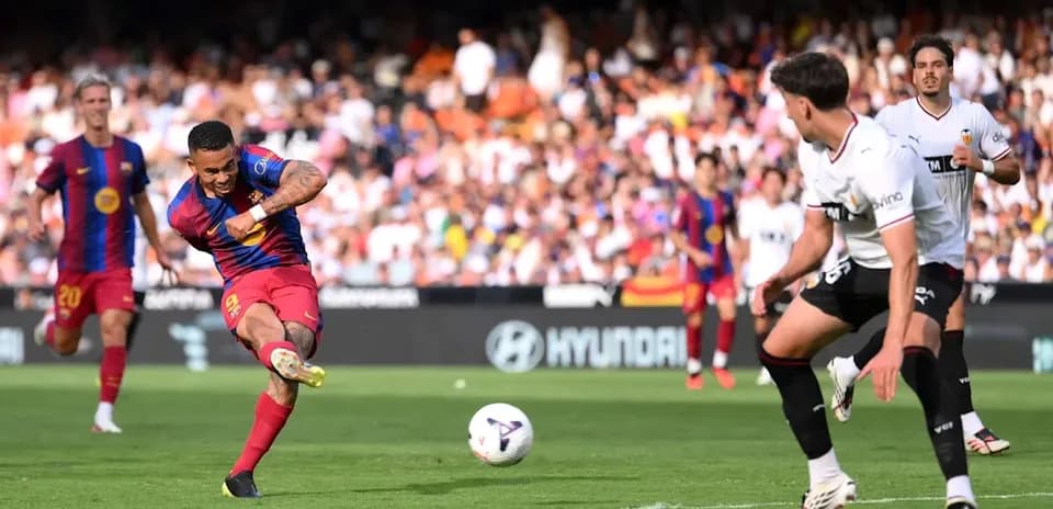 Jugador de Barcelona disparando a puerta durante el partido