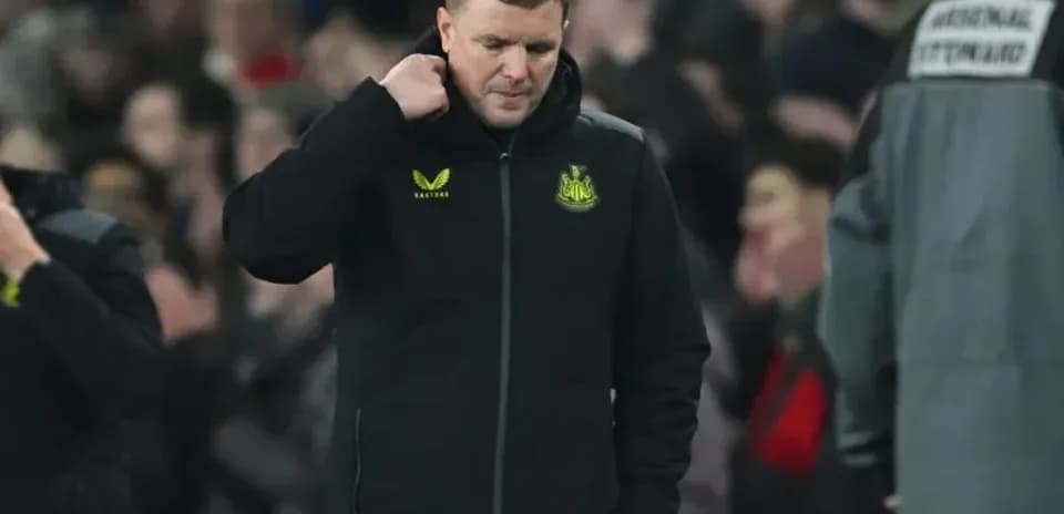 Entrenador de Newcastle caminando con expresión pensativa