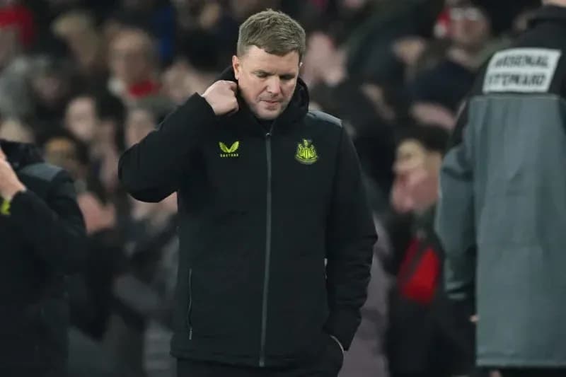 Entrenador de Newcastle caminando con expresión pensativa