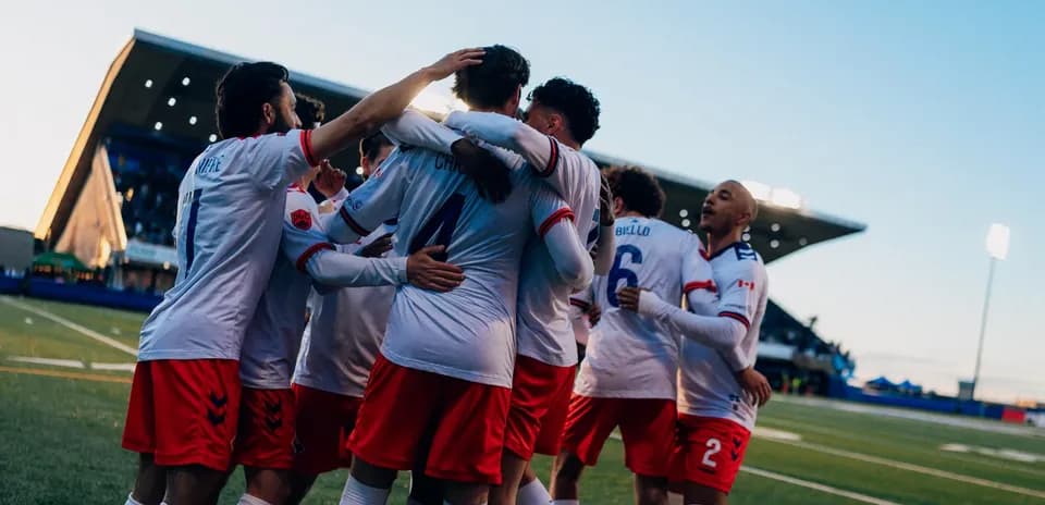 Jugadores de HFX Wanderers celebrando un gol