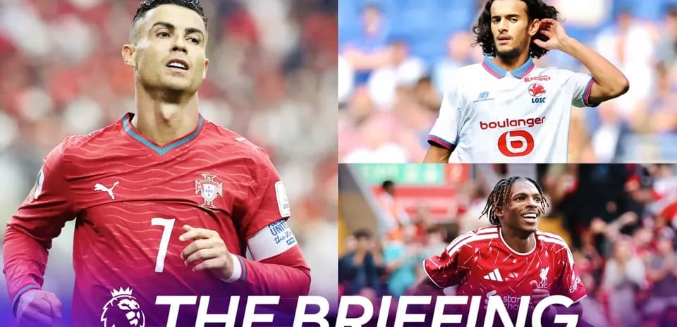 Tres futbolistas en diferentes acciones en el campo