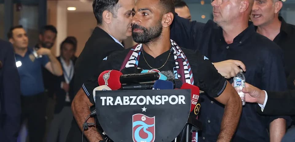 Jugador de Trabzonspor en conferencia de prensa