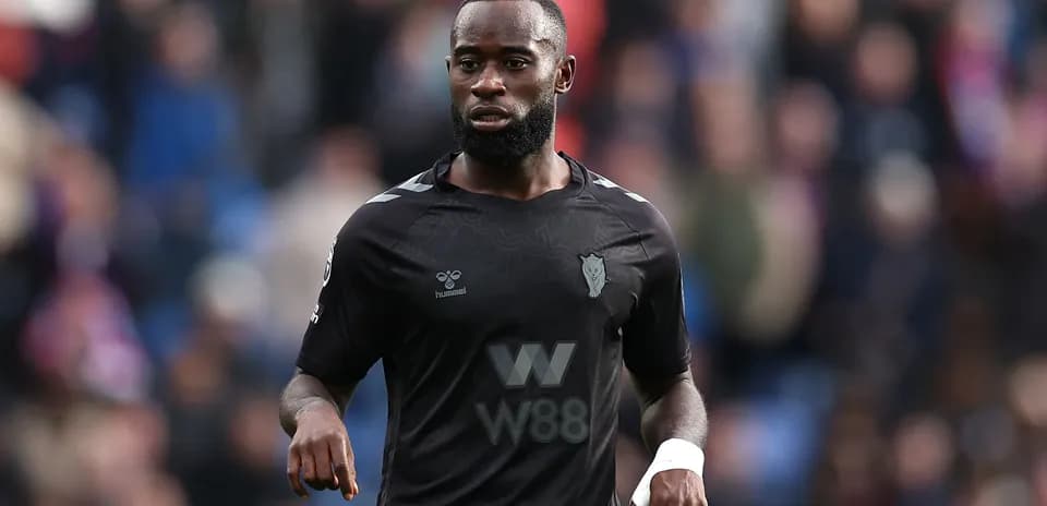 Jugador en uniforme negro durante partido de fútbol